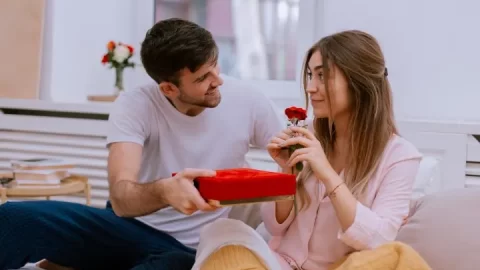 2 años de matrimonio: los 15 regalos perfectos para celebrar el aniversario de bodas de cuero