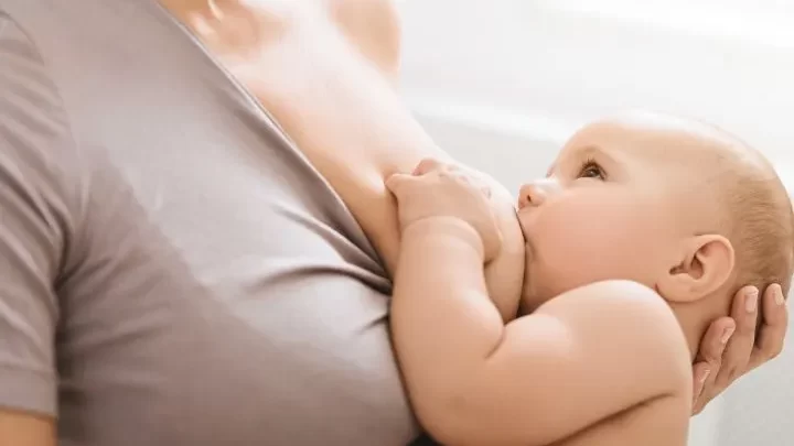 Esta es la mejor posición para amamantar a tu bebé por su seguridad