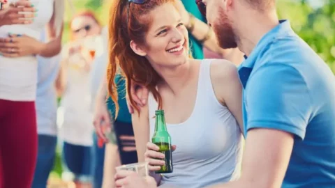 ¿Cómo abordar a una chica? Tácticas a conocer y pasos a seguir