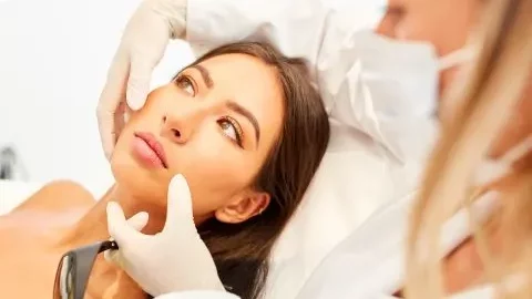 La limpieza de la piel en el dermatólogo: ¿estafa o milagro?