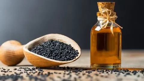 El aceite de comino negro: ¿un cuidado peligroso o un milagro de belleza?