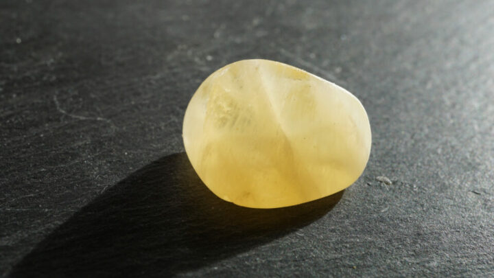 ¿Cuál es el significado espiritual de la piedra amarilla en litoterapia?