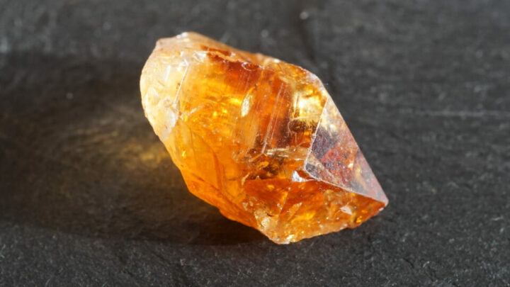 ¿Cuál es el significado espiritual de la piedra naranja en litoterapia?