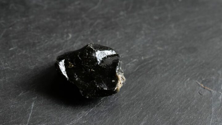 ¿Cuál es el significado espiritual de la piedra negra en litoterapia?