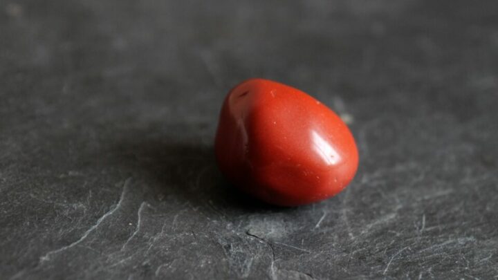 ¿Cuál es el significado espiritual de la piedra roja en litoterapia?