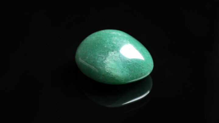 ¿Cuál es el significado espiritual de la piedra verde en litoterapia?