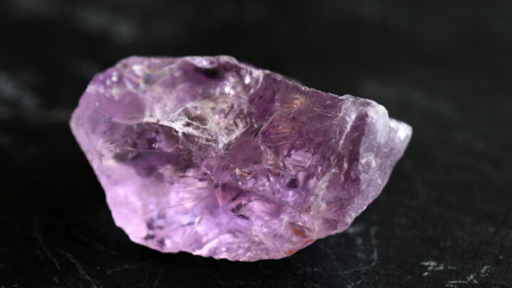 ¿Cuál es el significado espiritual de la piedra violeta en litoterapia?