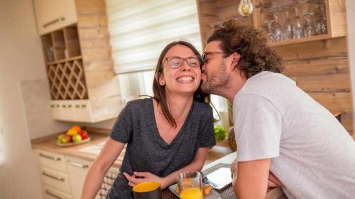 Cuando un hombre te dice “besos”, ¿qué significa?