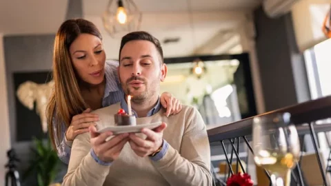 Feliz cumpleaños a un hombre: 77 mensajes originales y conmovedoares