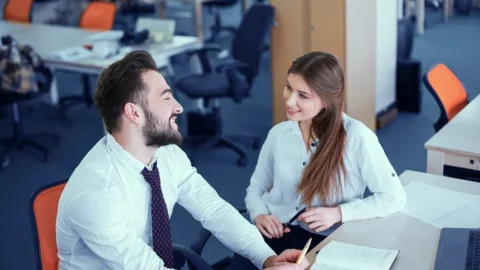 Colega enamorado: 12 señales de atracción en el trabajo