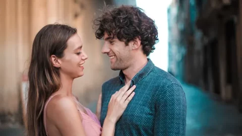 ¿Cuáles son los gestos de un hombre atraído por una mujer?