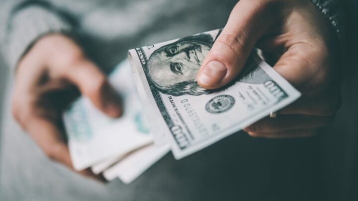 Soñar con recibir dinero en forma de billetes: significado espiritual