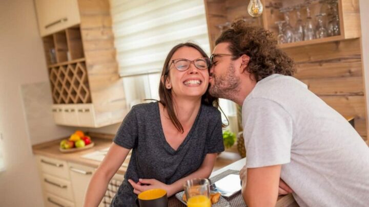 Cuando un hombre te dice «besos», ¿qué significa?