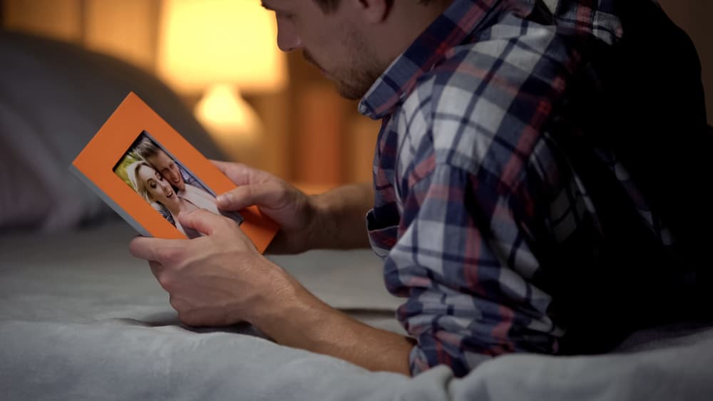 Cuando los hombres sienten nostalgia: ¿cómo echan de menos a una mujer?