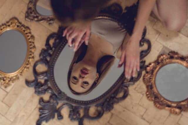 Das Gesetz des Spiegels: Sieht man wirklich sein eigenes Spiegelbild in anderen?