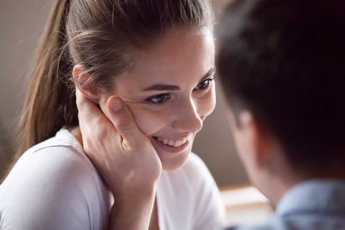 9 Razones por las que deberías salir con una mujer a la que le guste ayudar y apoyar a los demás.