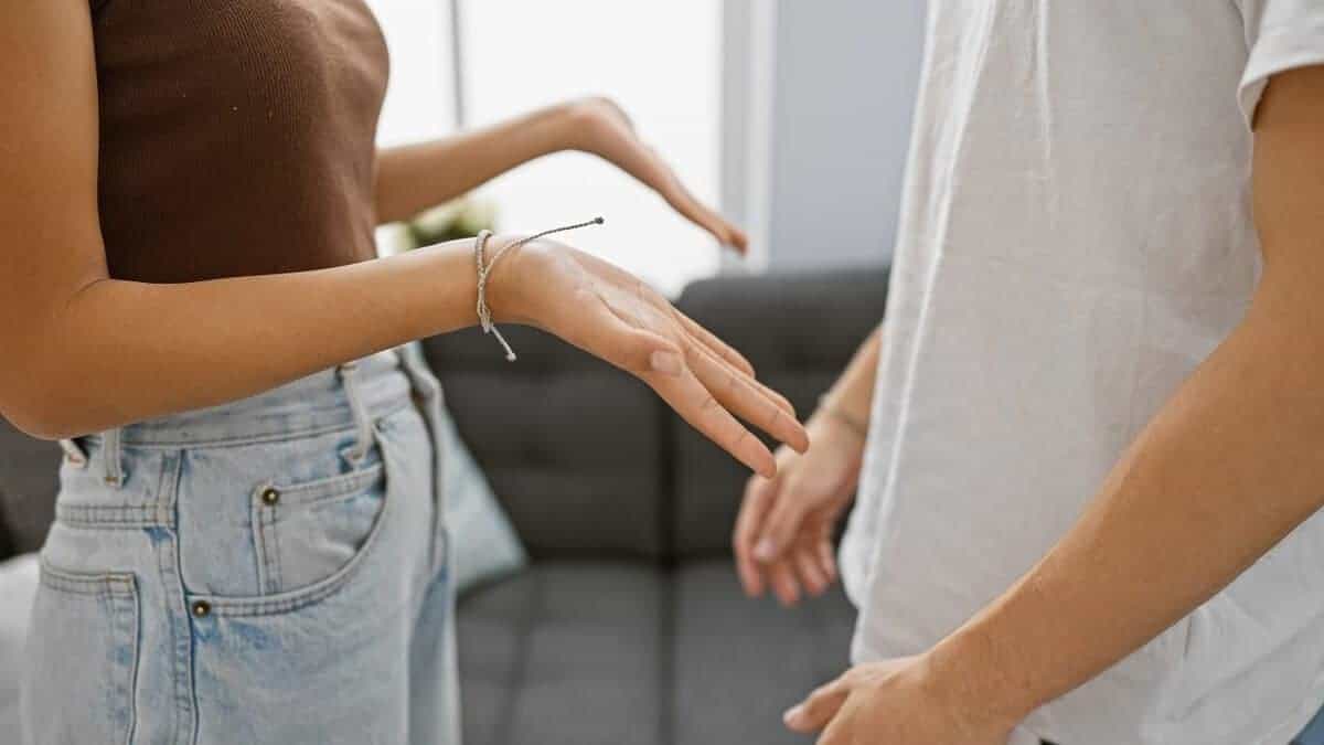 7 körpersprachliche Anzeichen, dass jemand wirklich in dich verliebt ist, laut Psychologie